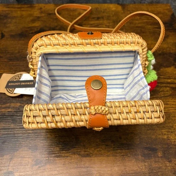 NWT Rattan Woven Picnic Basket Crossbody Bag Leather Strap Strawberry Charm - Picture 6 of 7